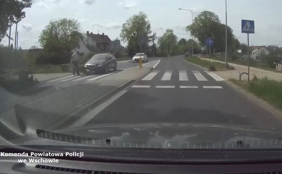 Wschowska Policja poszukuje kierowcy, który nie zatrzymał się przed przejście dla pieszych